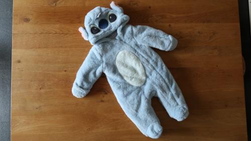 Lekker warm lichtblauw baby winterpak “Stitch” in maatje 68 voor €8,00