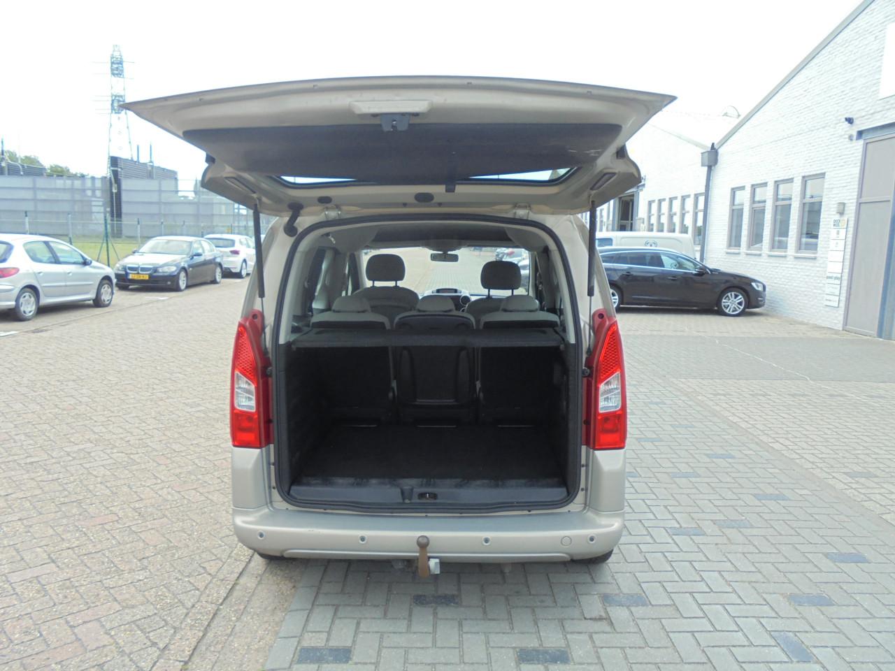 Partner in de Personen benzine uitvoering van tweede eigenaar nette auto