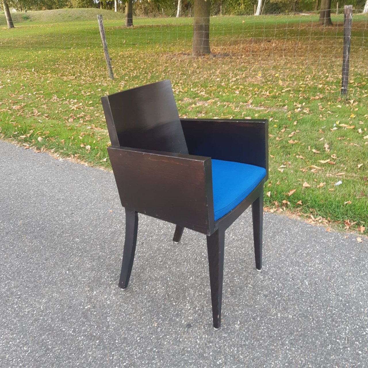In goede staat verkerende houten stoelen.