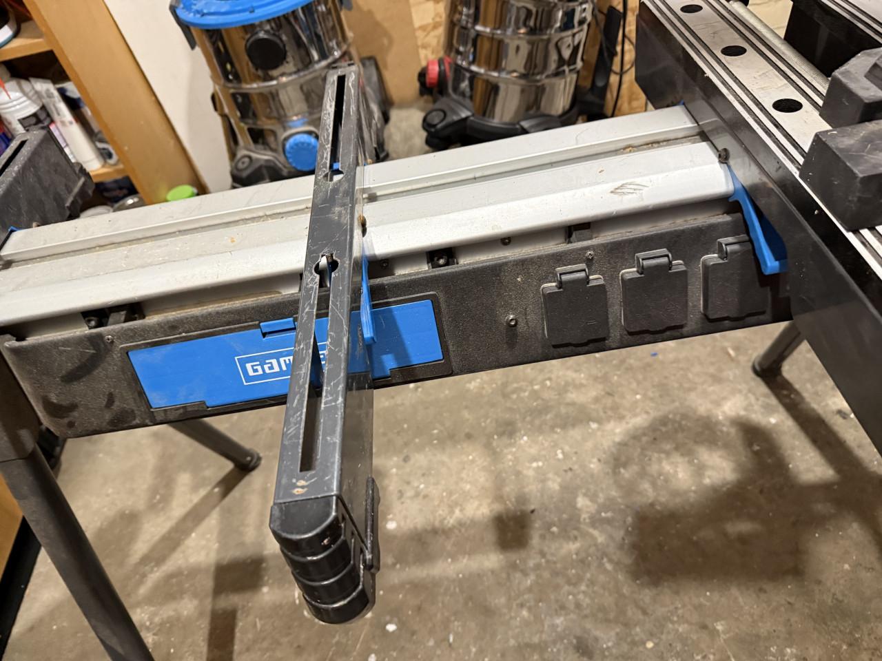 Afkortzaag onderstel (met stekkerdoos en bankschroef)