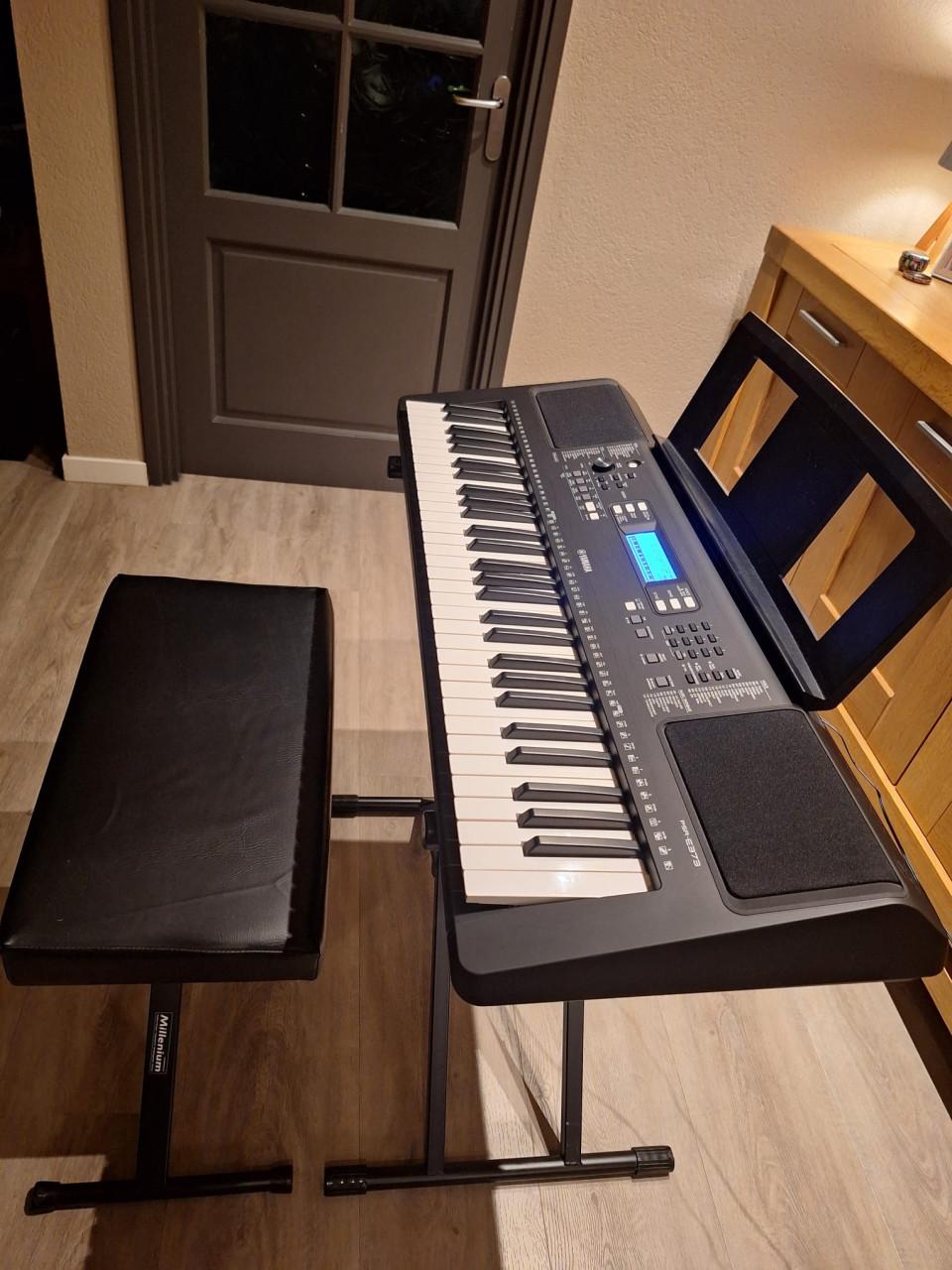 Yamaha PSR-E373 Keyboard