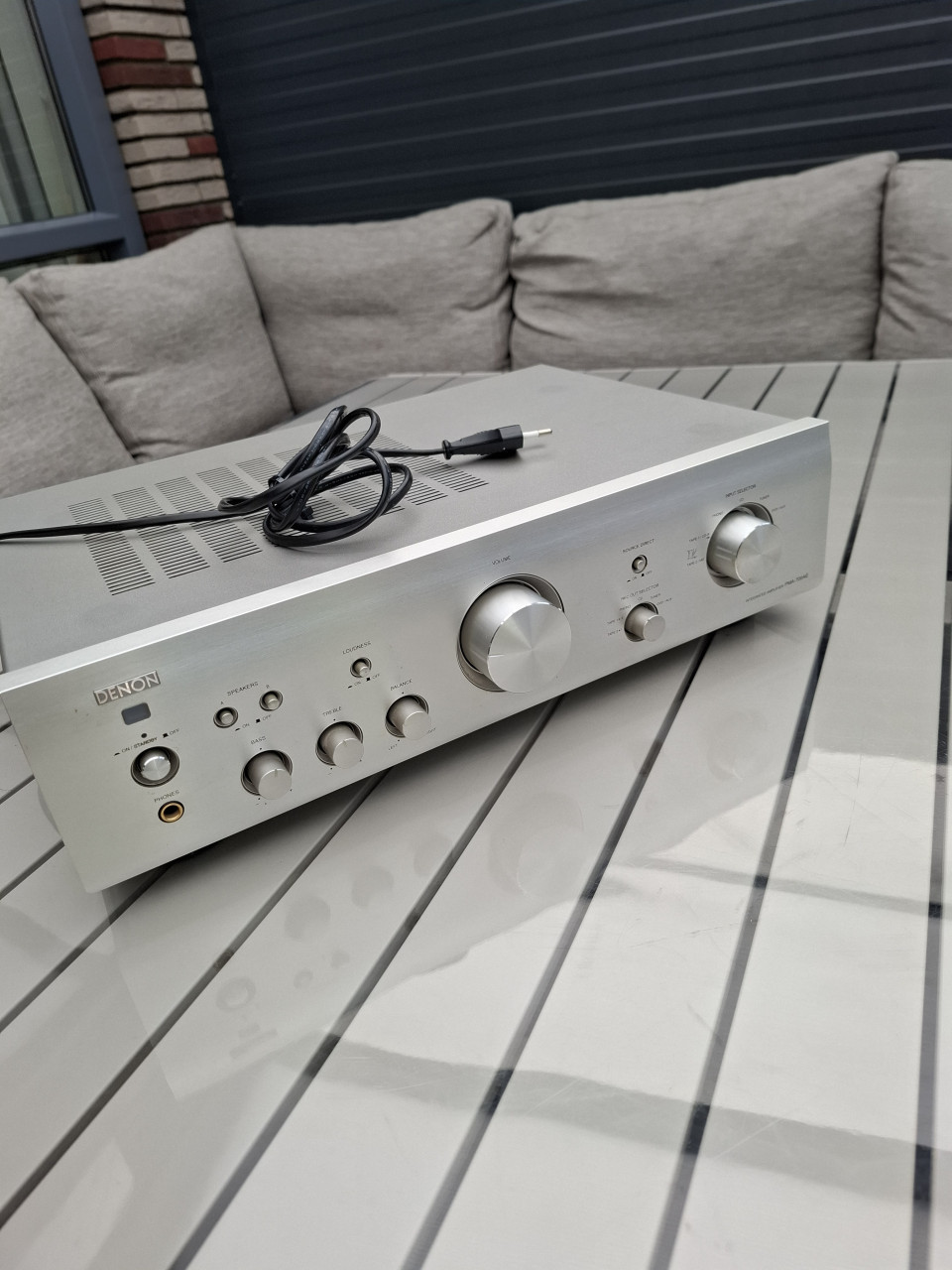 De DENON PMA-700AE versterker zilver