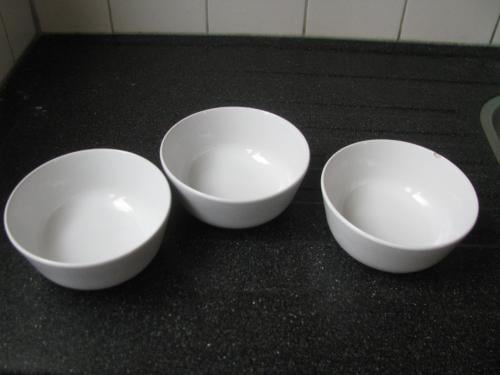 3 Witte aardewerk schaaltjes.