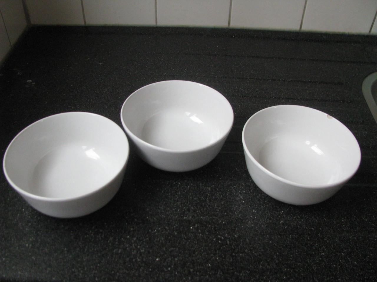 3 Witte aardewerk schaaltjes.