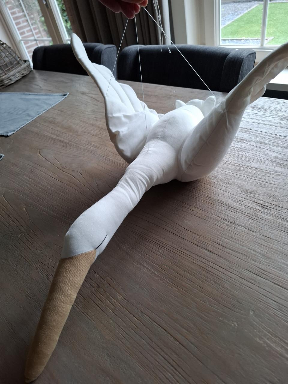 Stoffen ooievaar, eyecatcher in kinderkamer