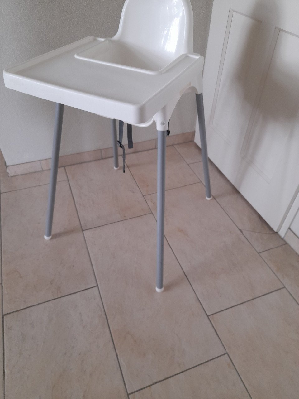 Kinderstoel met gordel (in goede nette staat )