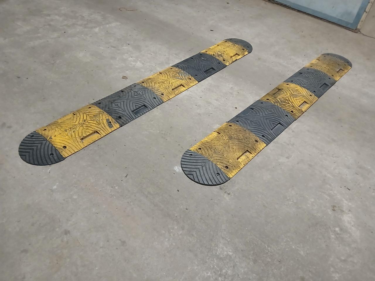 2 Verkeersdrempels van 3meter lengte.