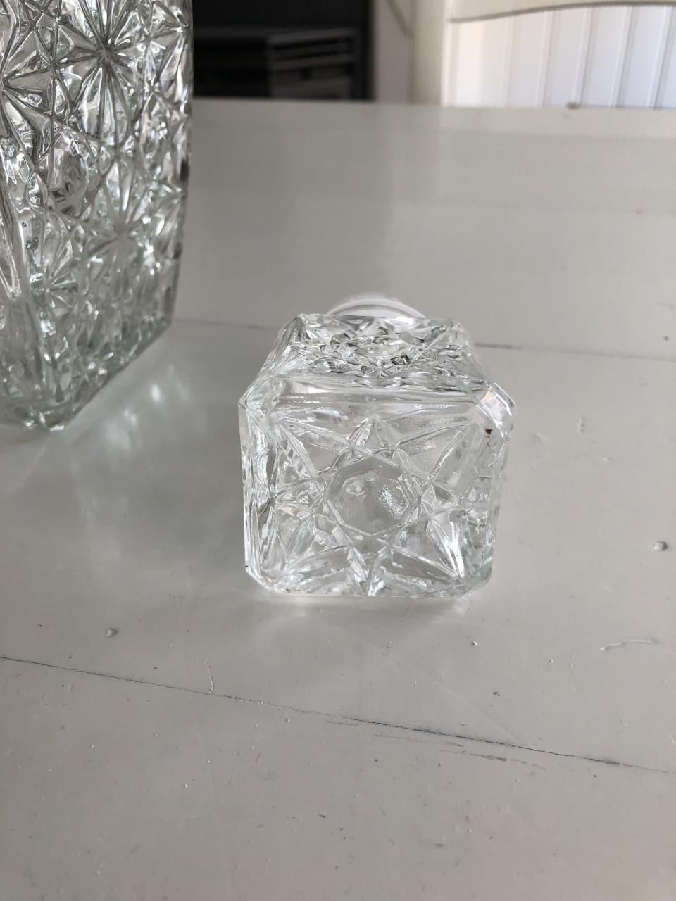 Mooie brocante gedetailleerde drank karaf van geperst glas