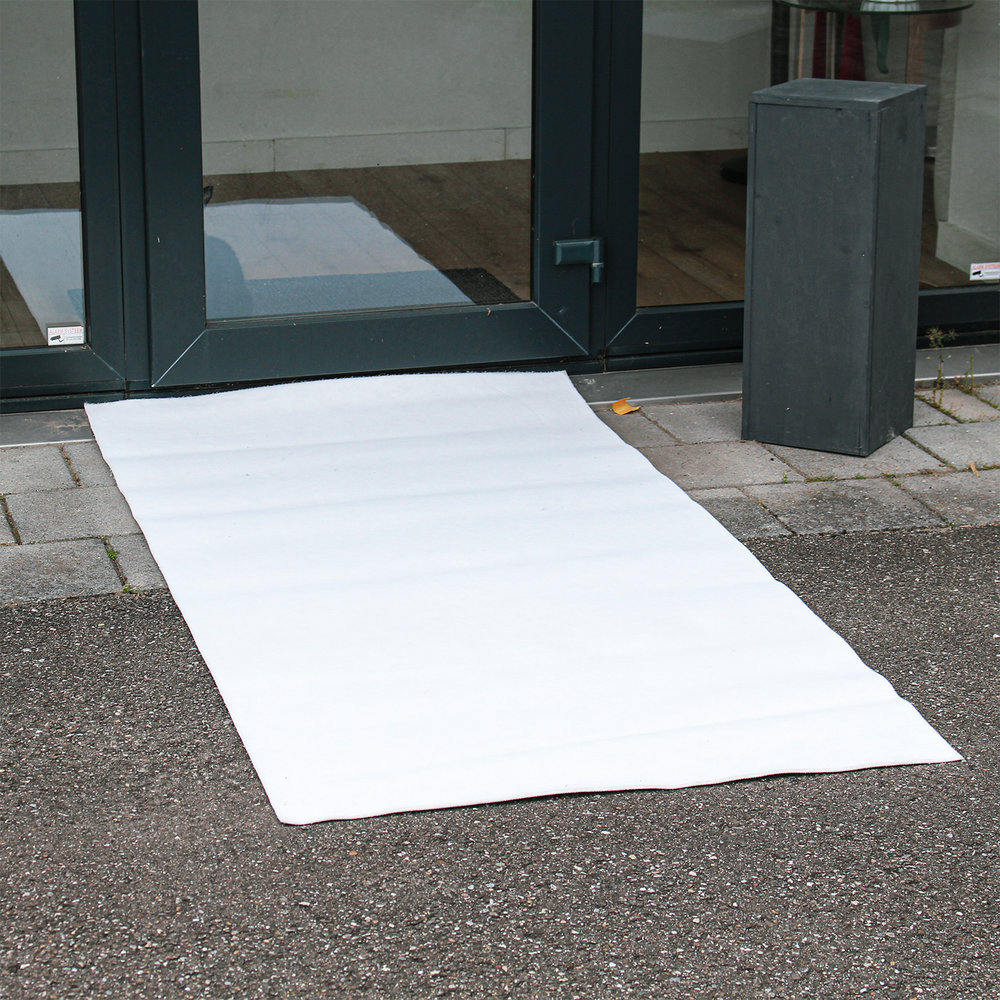 Witte loper en witte tule voor bruiloft