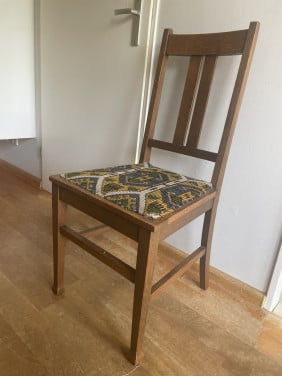 Authentiek houten stoel