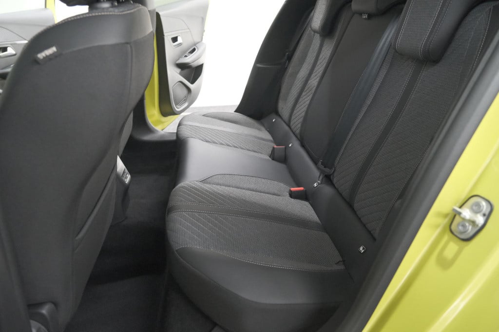 Peugeot 208 puretech 100 allure | parkeersensoren | apple carplay | climate