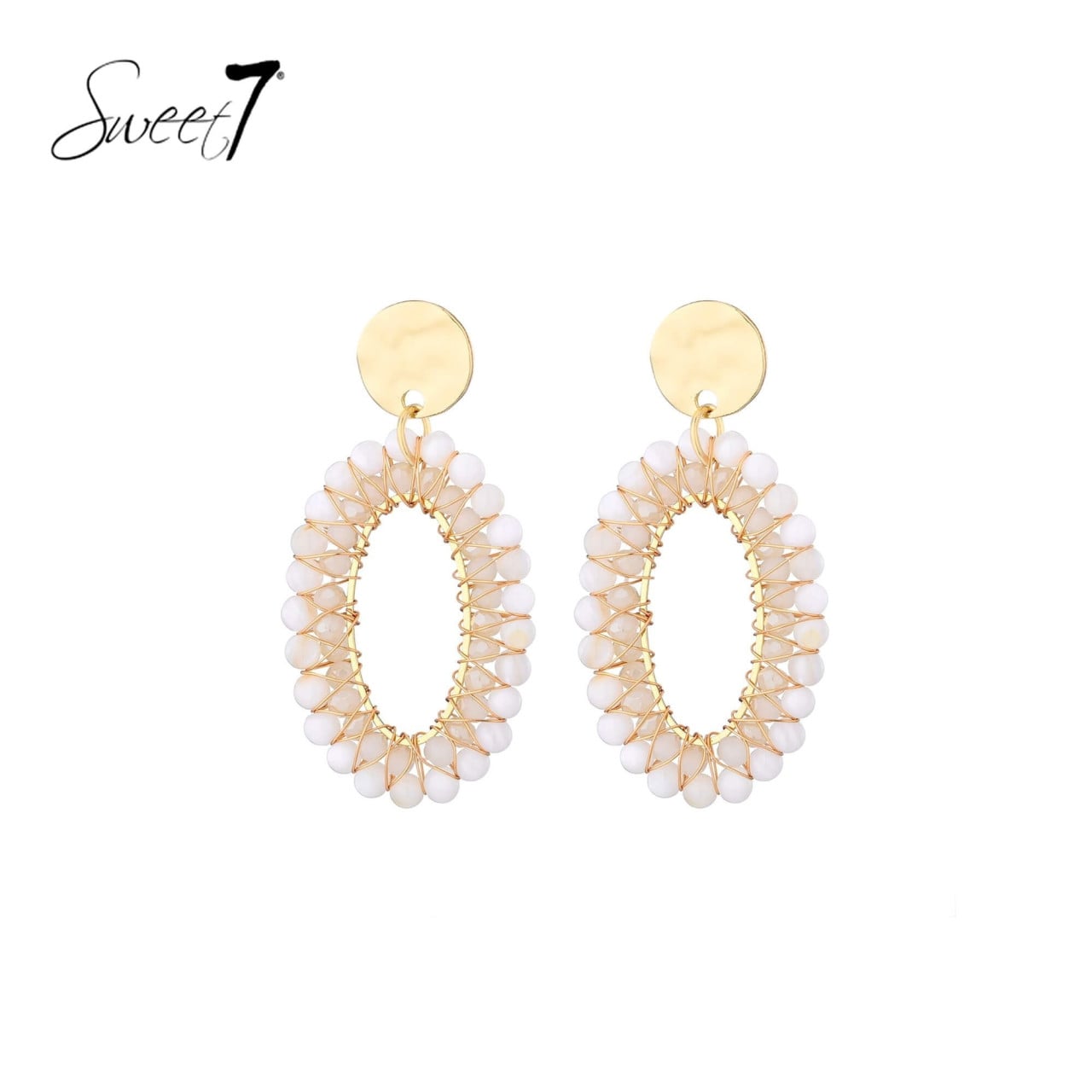 Oorbellen met goudkleurig draad en witte kralen