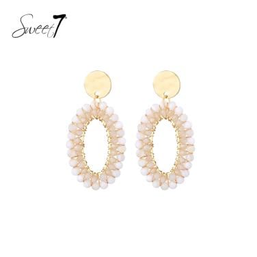 Oorbellen met goudkleurig draad en witte kralen