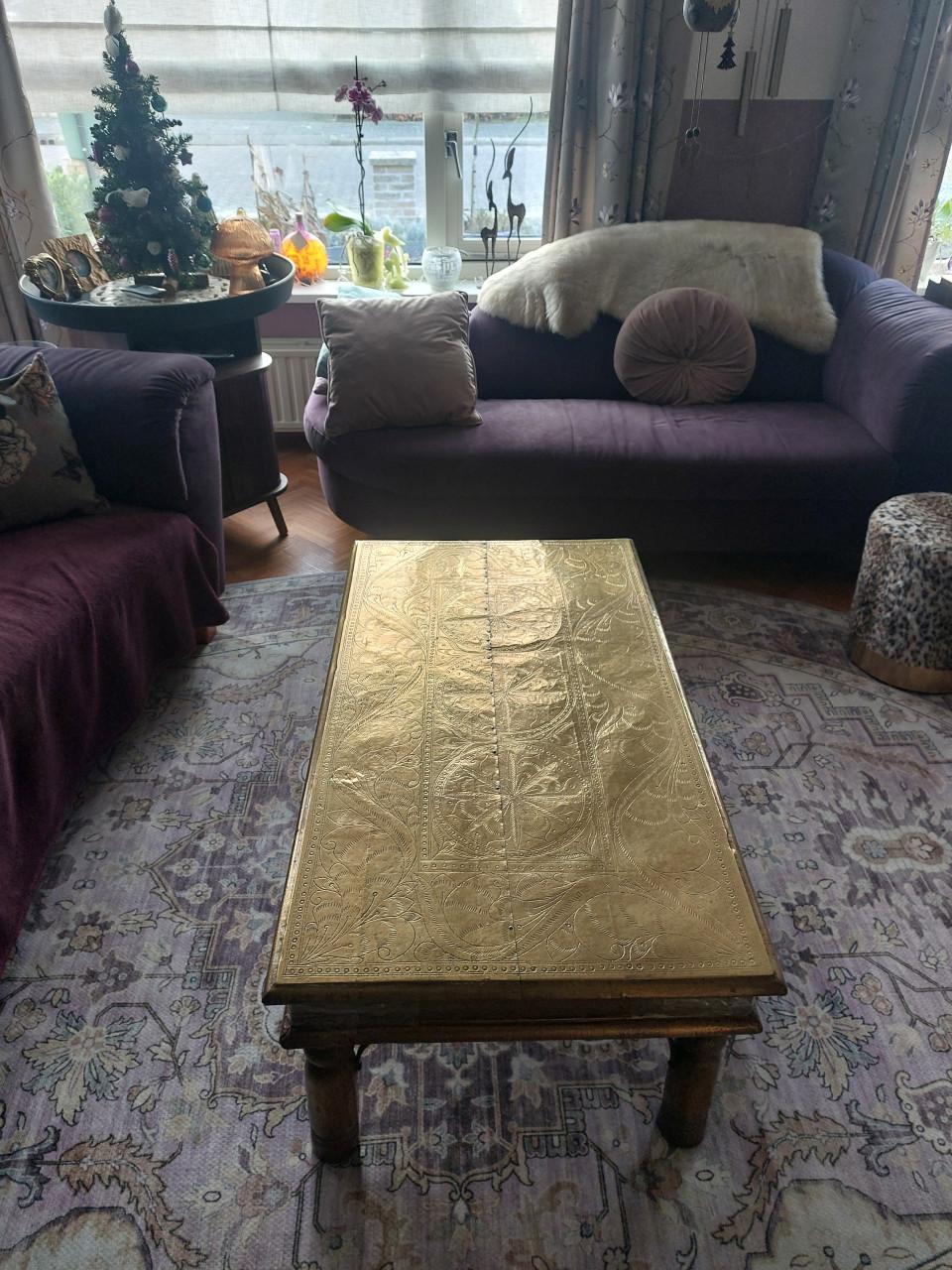 Unieke salontafel ! massief hout volledig  bekleed met handbewerkt messing