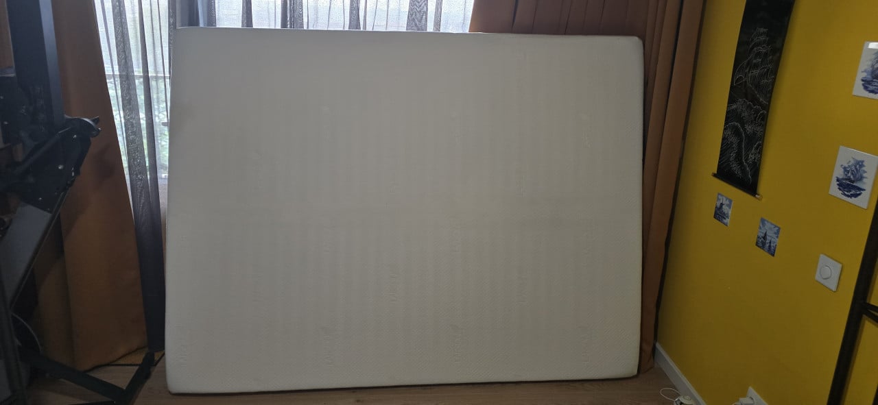 Matras 160 x 210  ziet er als nieuw uit.