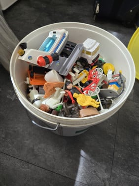 Emmer vol met Lego speelgoed. Teab