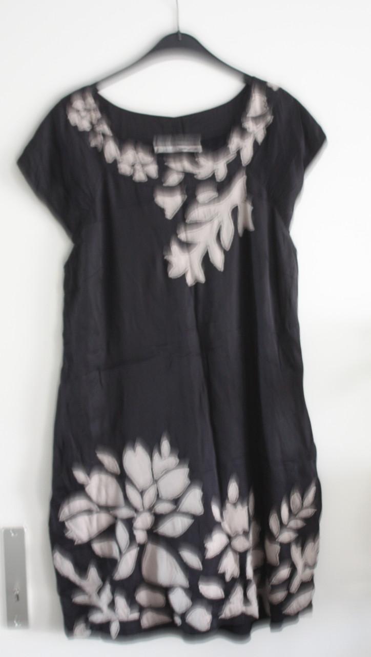 Zwarte jurk met grijze bloemen print  maat 42