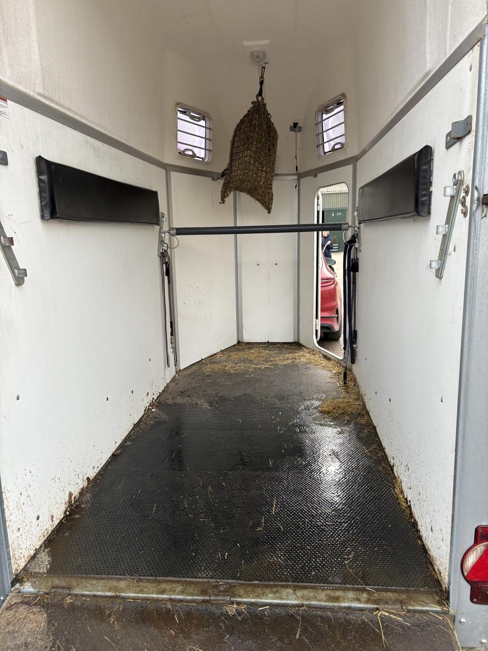 1,5 paard humbaur trailer