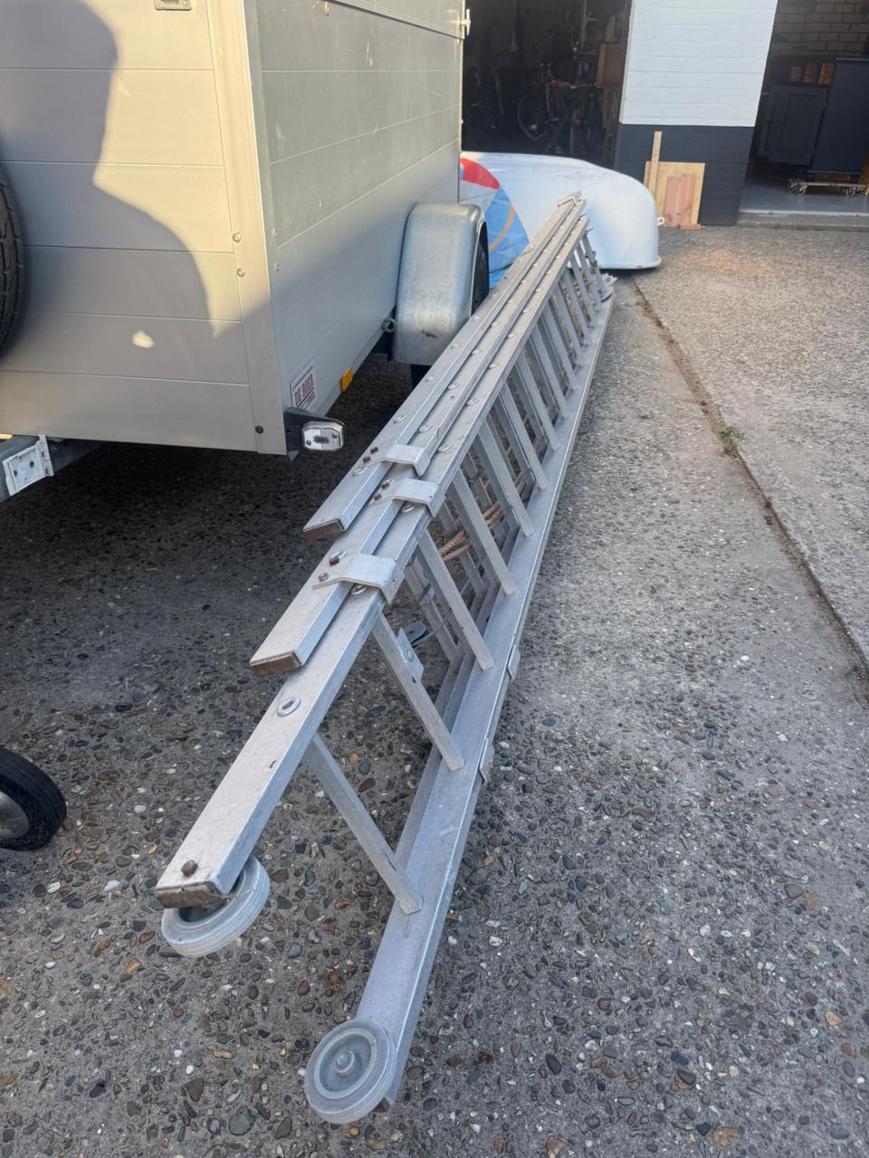Uitschuifbare degelijke grote ladder