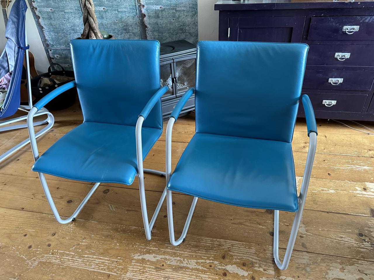 2 eetkamer stoelen van Leolux