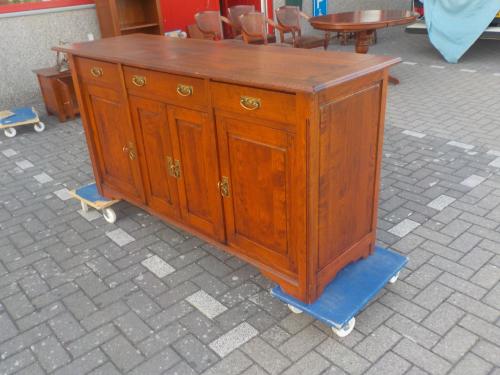 Mooie kwaliteit geheel massief dressoir in vrijwel nieuw staat
