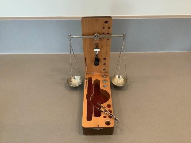 Antiek munten weegschaaltje.