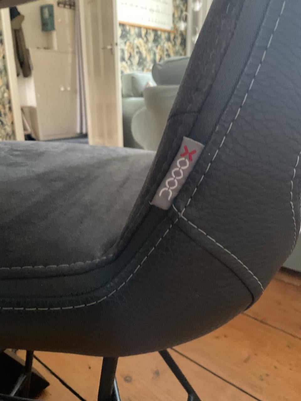 Bartafel met 4 barkrukken Xooon