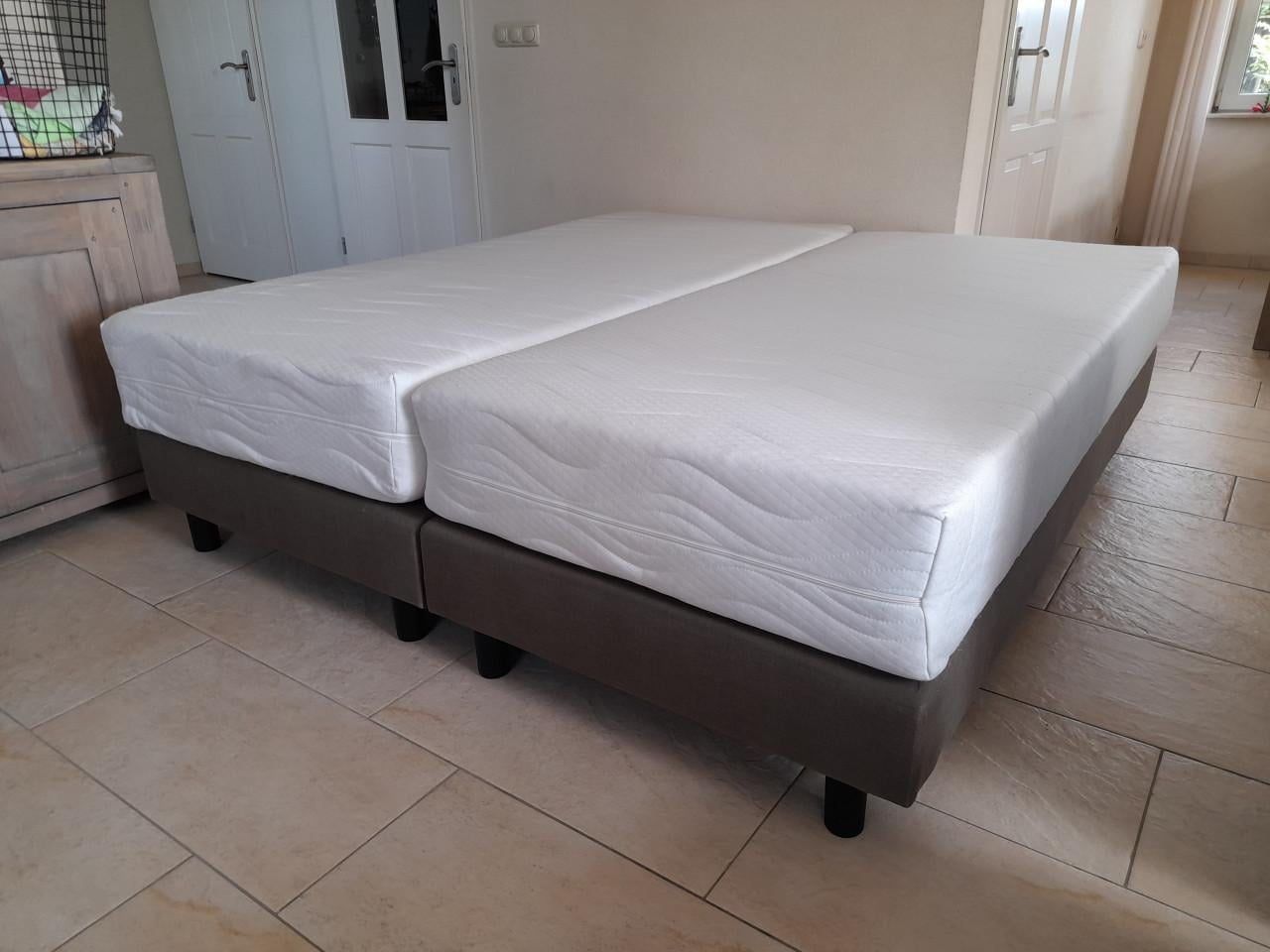 2 x Boxspring met schone matrassen 90 x 200 (in goede staat )
