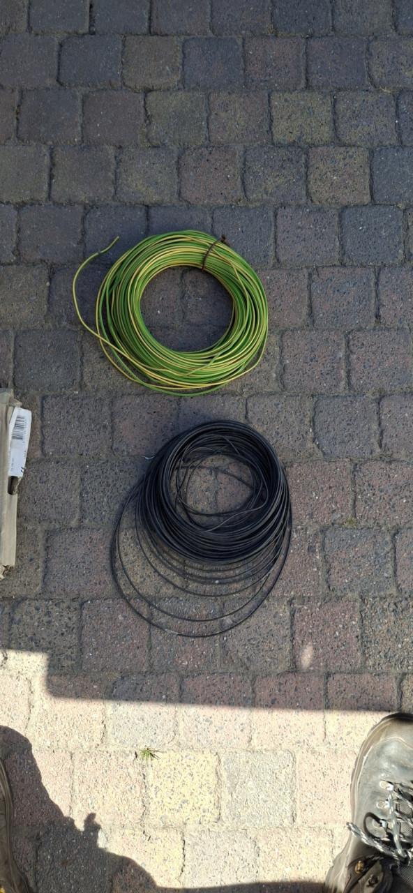 Instalatie draad en LED buitenlamp.