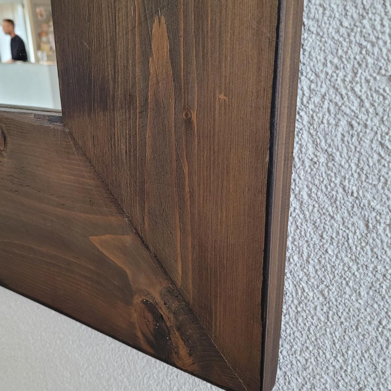 Grote spiegel met massieve houten lijst donker gebeitst (150 ×98cm)