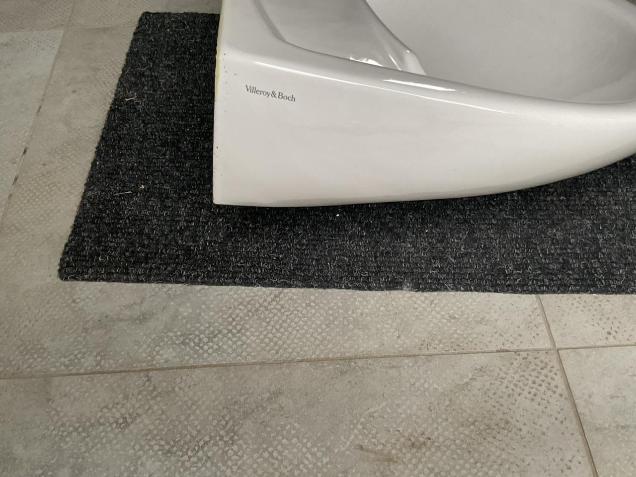 Wastafel merk Villeroy & Boch kleur: wit met bevestigingsmateriaal