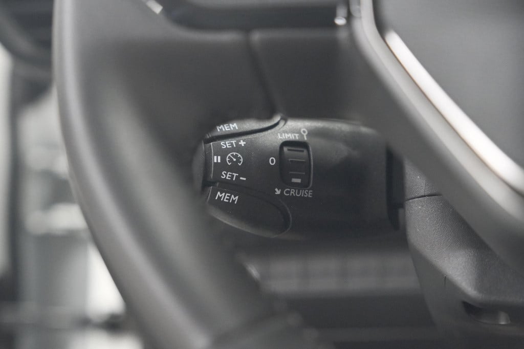 Peugeot 208 puretech 100 eat8 allure pack | camera | apple carplay | parkee