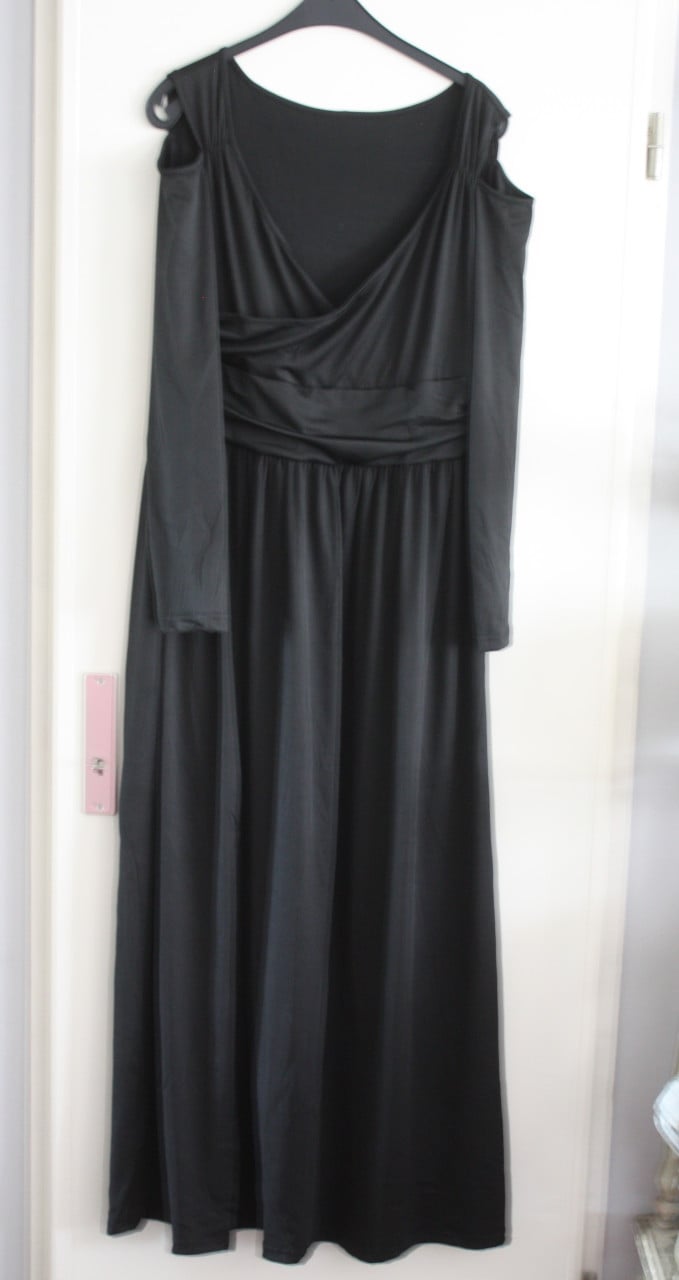Zwarte jurk met open schouders  maat 3xl