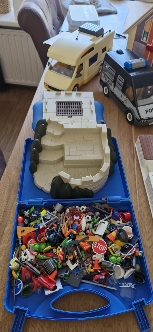 GERESERVEERD Twee dozen vol playmobil
