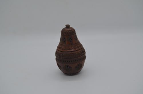 Handgesneden coquilla noten strooiers en pomanders (4)