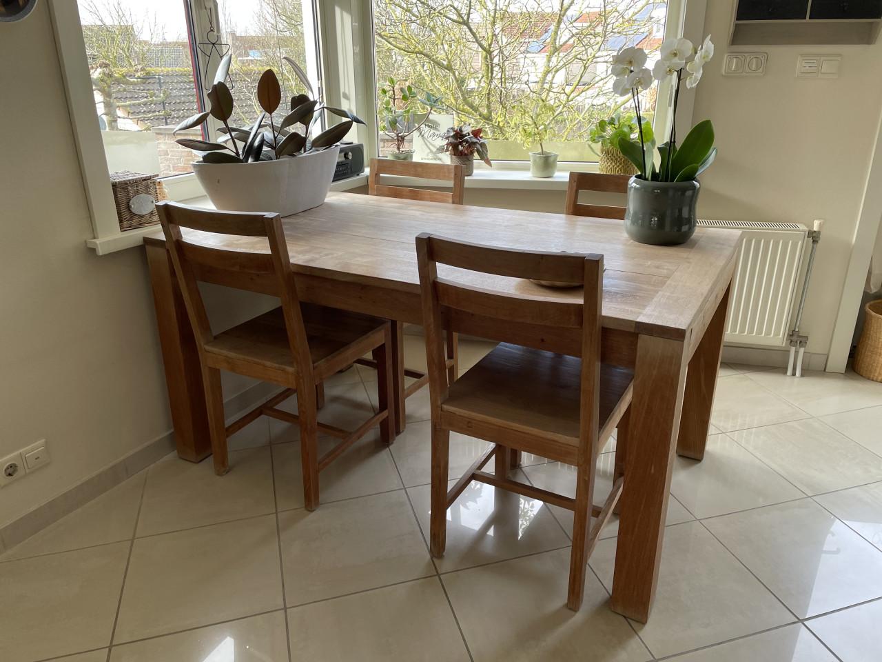 Te Koop: Teakhouten Eettafel en 4 stoelen.