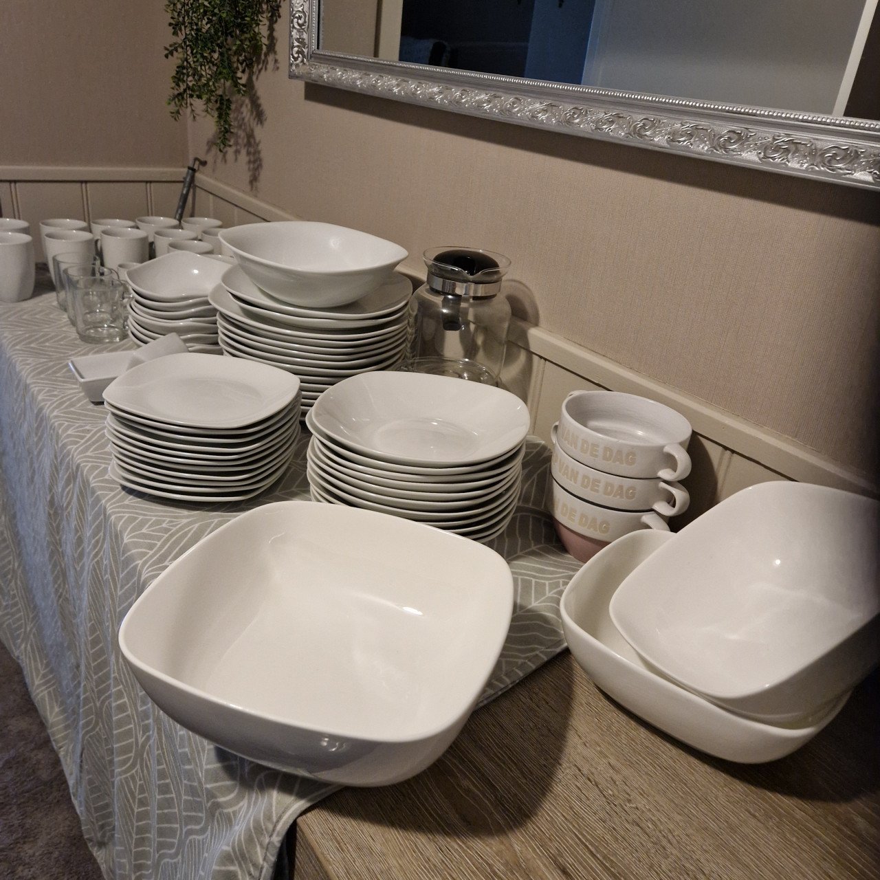Wegens andere kleur witte borden schalen bekers