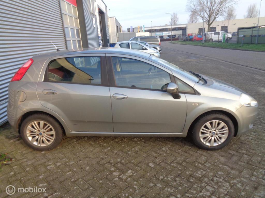 Fiat Grande Punto 1.4-16v emotion/airco/cruise/lm velgen/nieuwe apk 03-2027