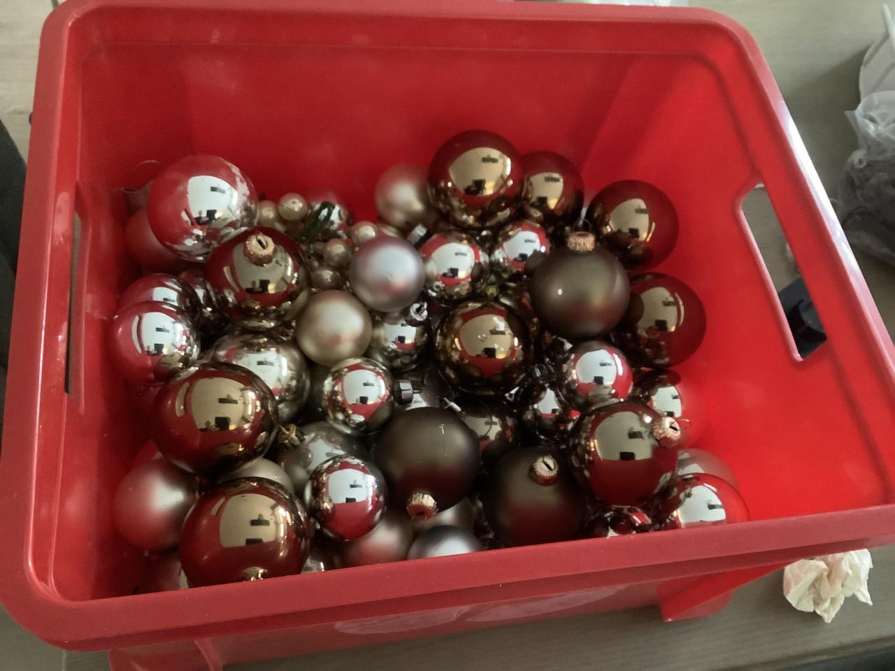 Volle doos met Kerstspullen, ballen, buitenverlichting. Alleen op te halen.