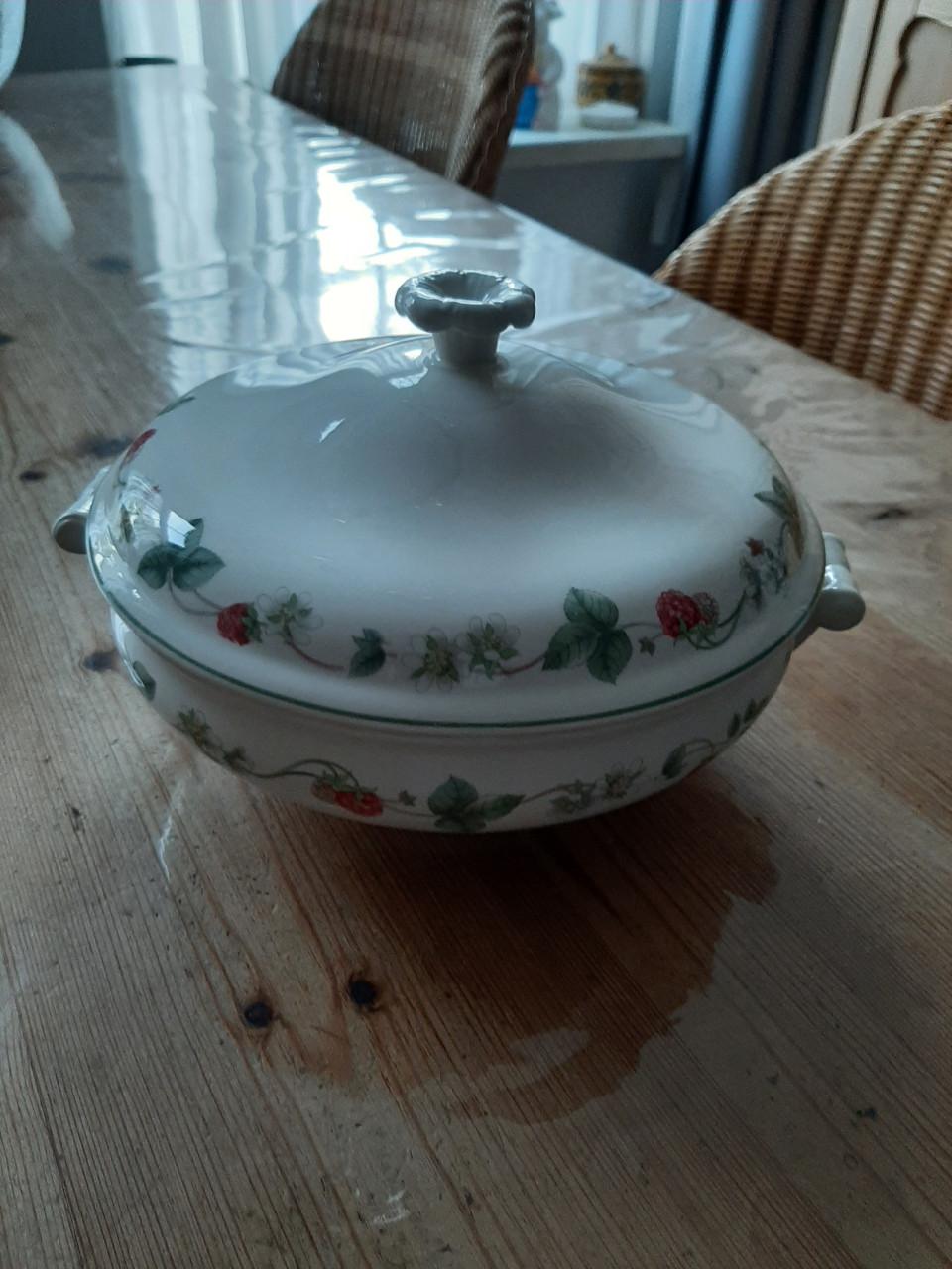 WEDGWOOD RASPBERRY - SERVEERSCHAAL MET DEKSEL - PORSELEIN