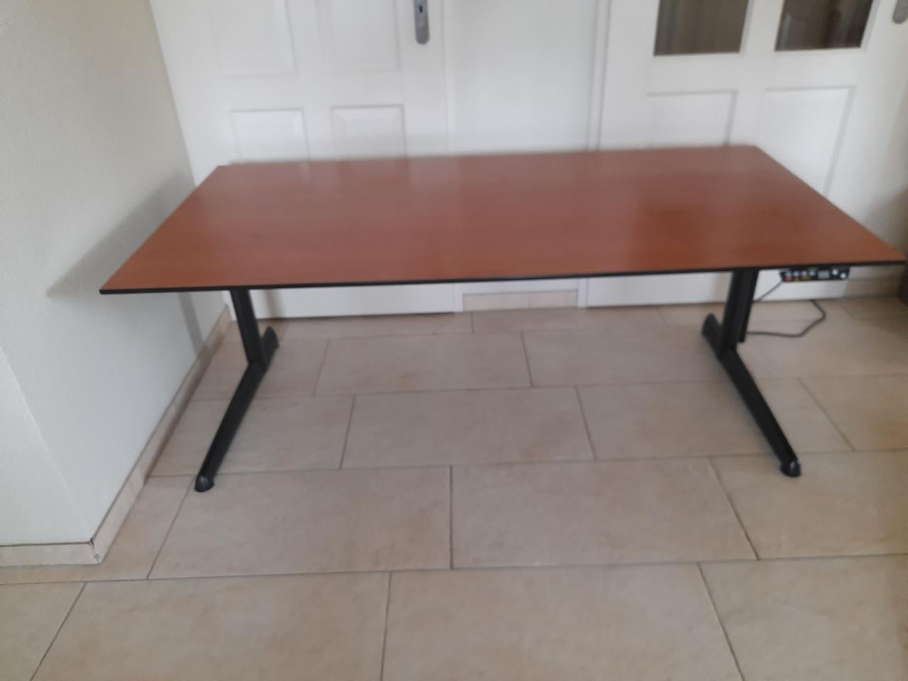 Elektrisch verstelbaar zit- sta-  bureau 80 x 160 ( z.g.a.n.)