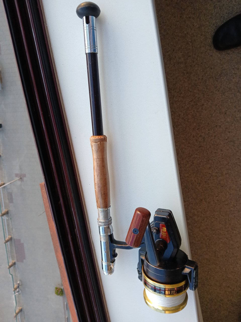 Boothengel met molen voor vissen op zee.