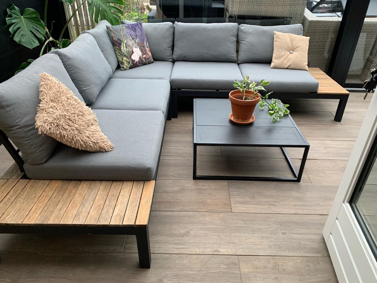 .loungeset alminium met naturel hout, kussens en tafel.