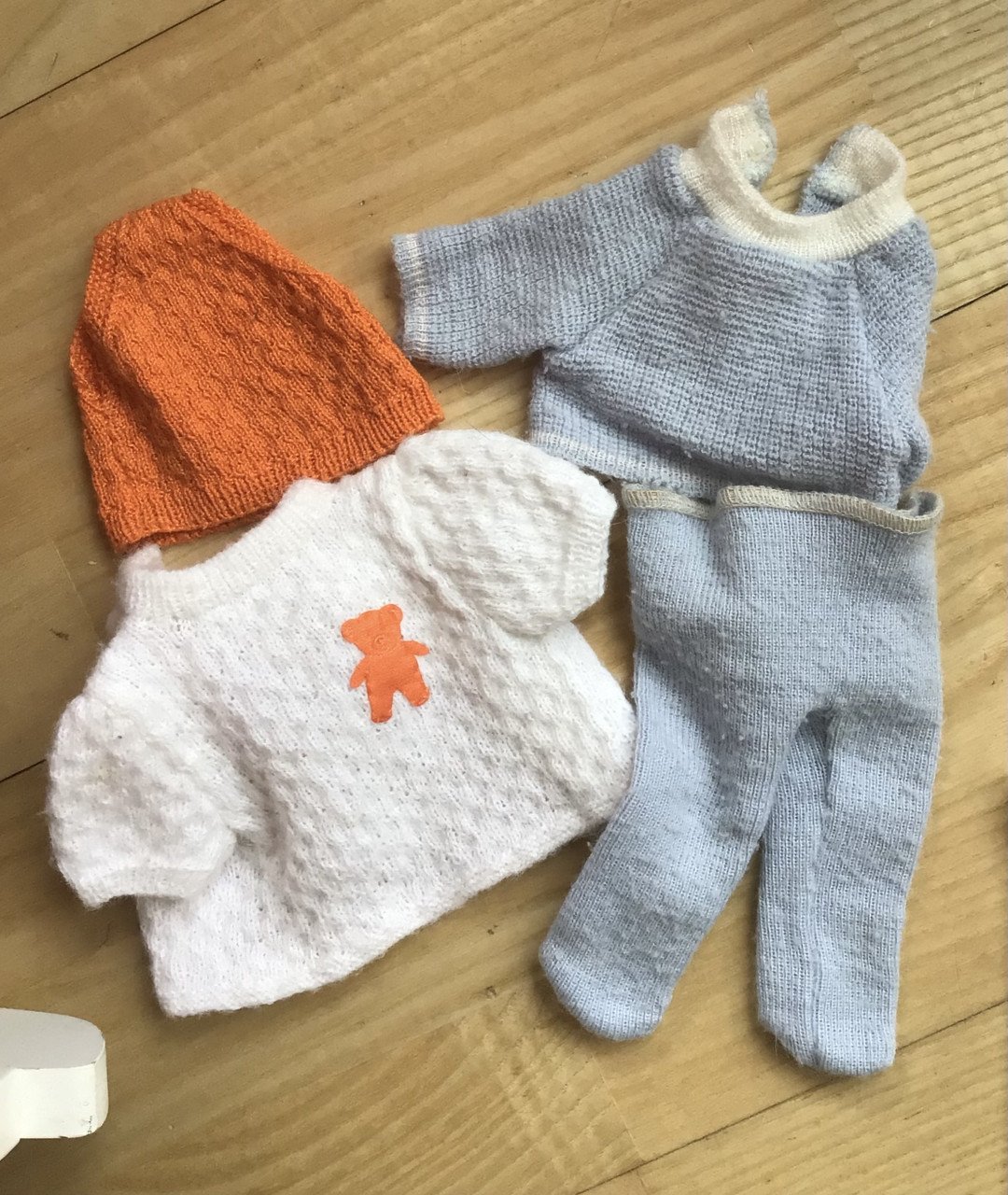 Poppenledikant, reiswieg met popje
