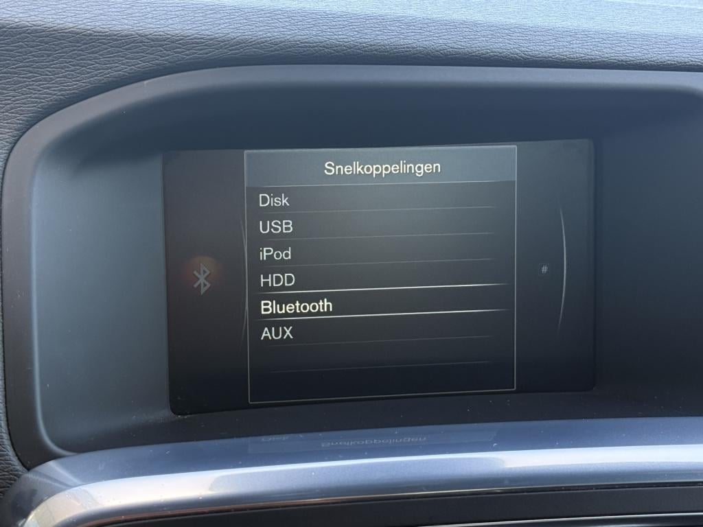 Volvo V60 1.6 t3 r-design | afn trekhaak | cruise | parkeersensoren | bluet