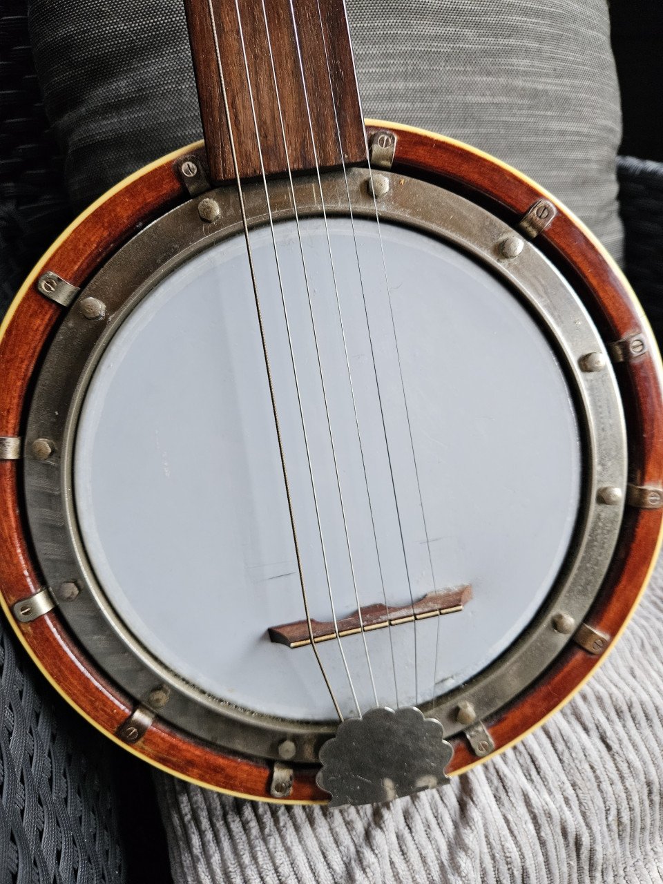 Prachtig vintage massief houten banjo met 6 snaren....