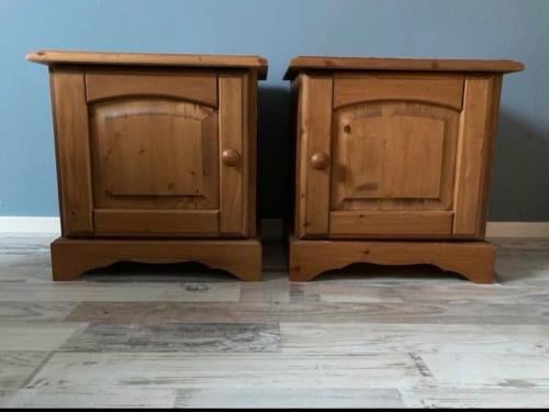 2 Grenen houten nachtkastjes