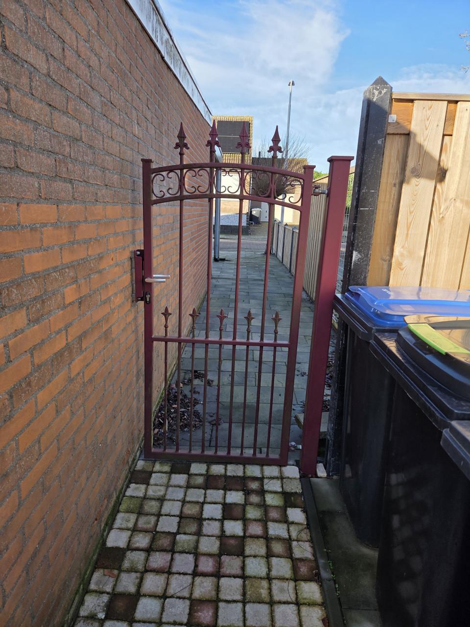 2 mooie ijzeren tuinpoorten