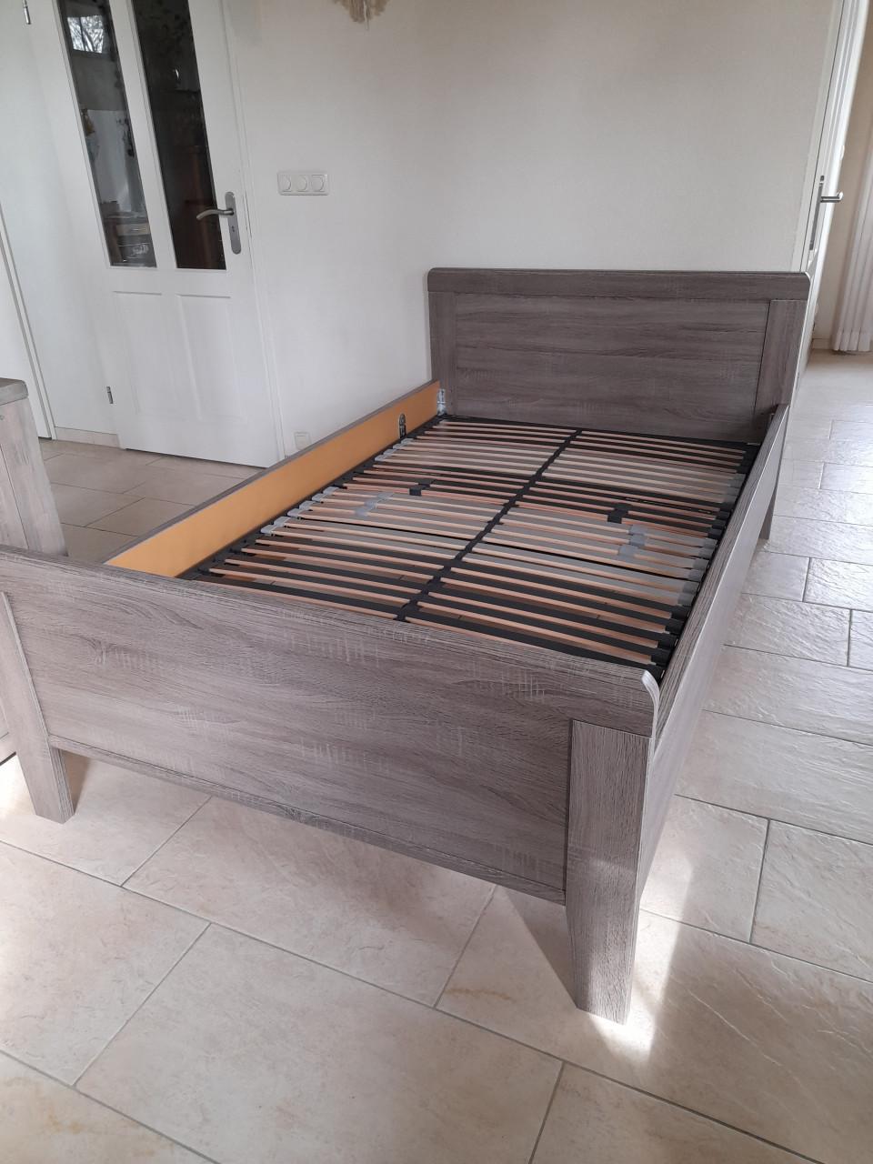 Z.g.a.n. Bed 120x200 met kwaliteits matras 120x200x22 (in nieuwstaat)