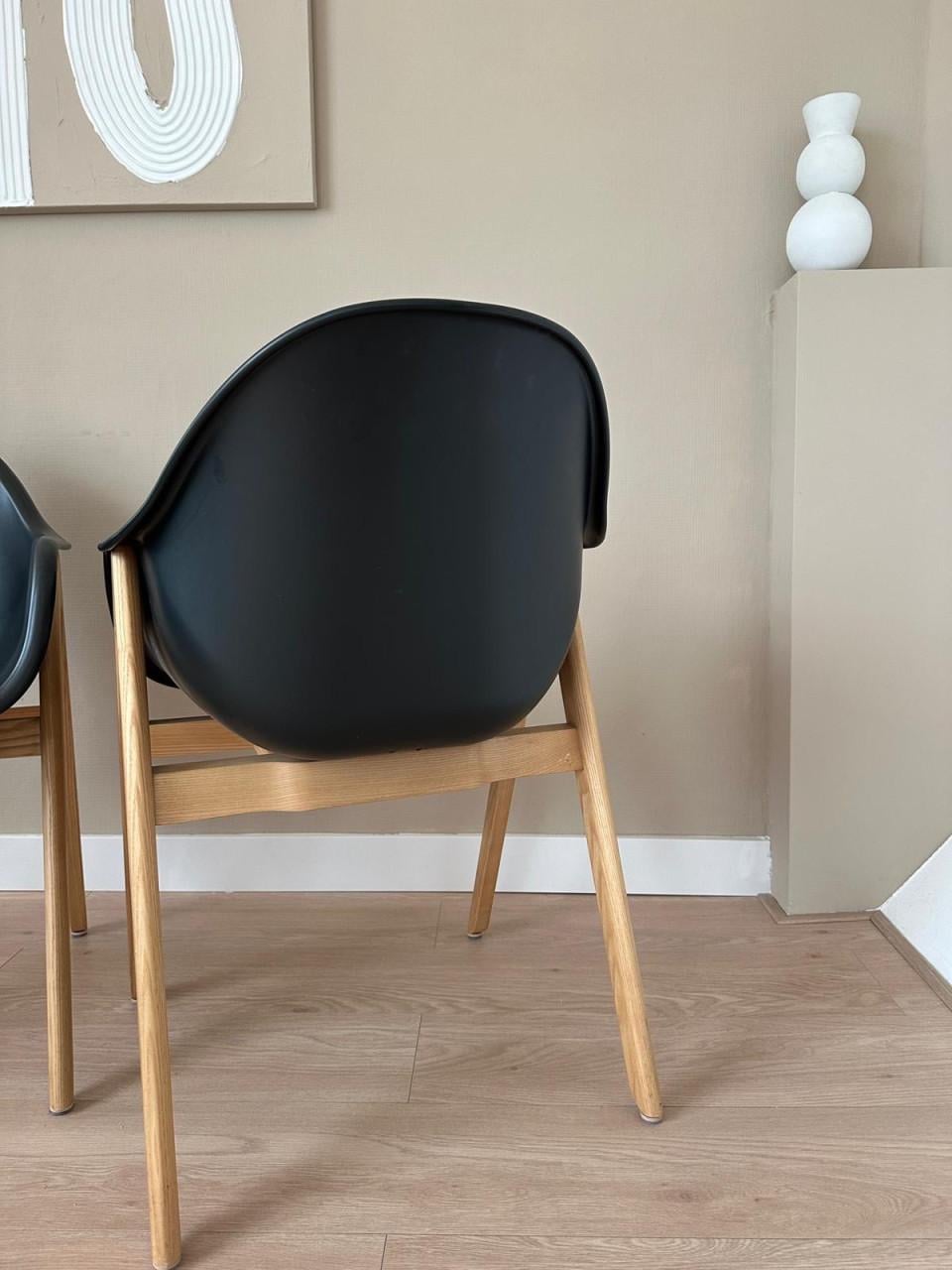 4 designstoelen · zwart met eiken onderstel · LOODS5